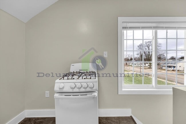 Building Photo - Completely Remodeled 2 Bed- Available Now!!