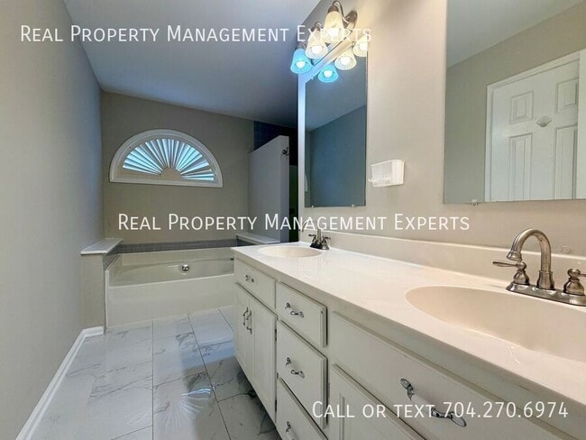 Building Photo - 9315 Pebble Creek Way