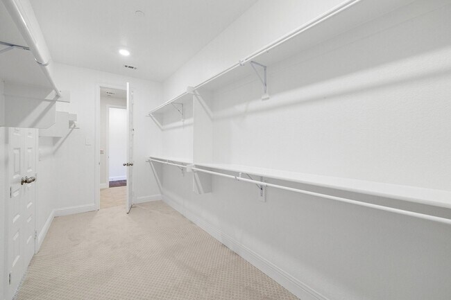 Building Photo - 310 Greystone Ct