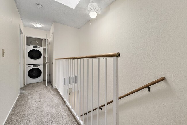 Building Photo - Beautiful 2-Bedroom 2.5Bathroom Mountain View Townhome