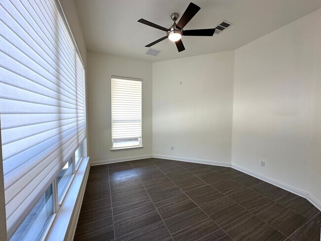 Building Photo - Single Story, 3 Bedroom, 2 Bathroom Home f...