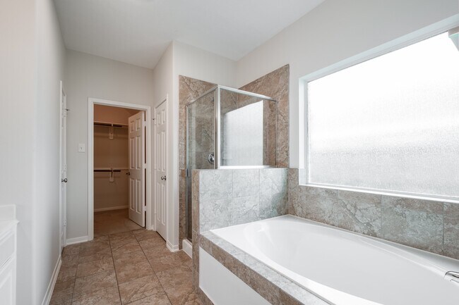 Building Photo - 10019 Lynnwood Dr