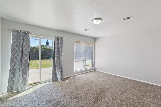Building Photo - 3 bed, 2.5  bath house in Warr Acres