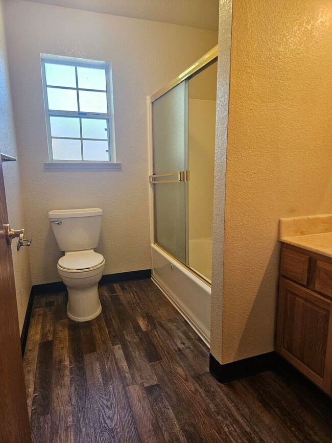 Building Photo - Greenley Oaks Townhome