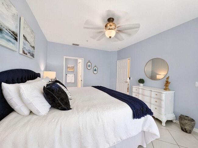 Building Photo - 2-bedroom + den condo in Lely Resort!