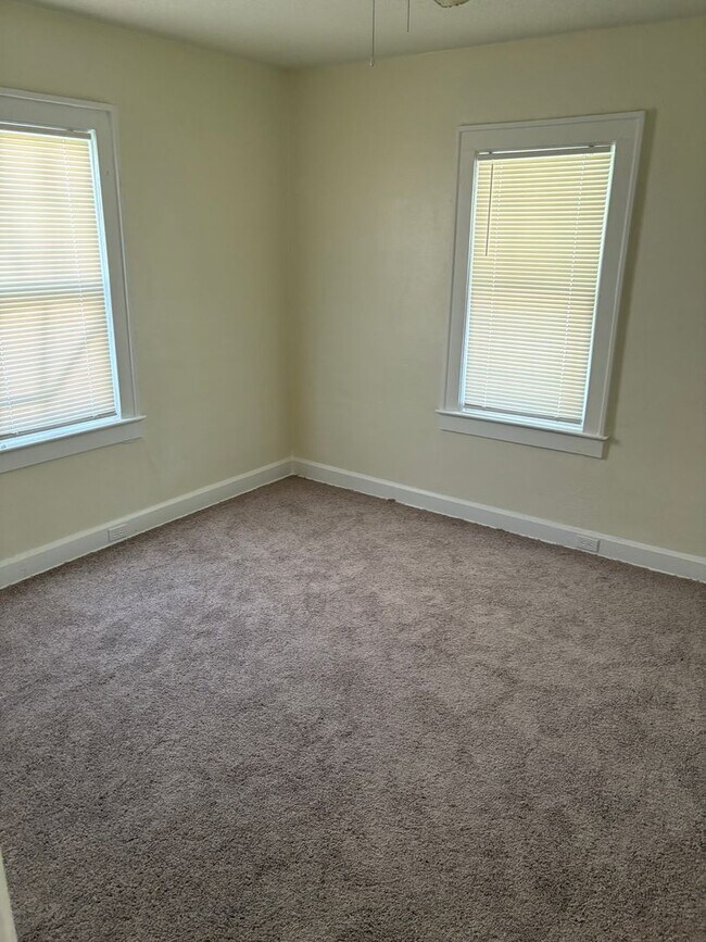 Building Photo - Great 3 bedroom house