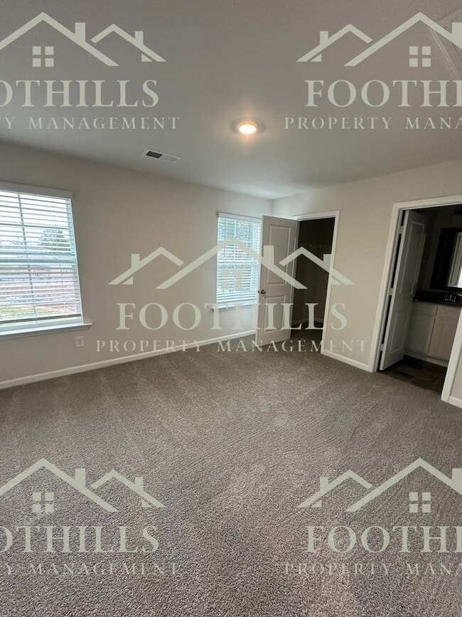 Building Photo - 104 Lowland Dr