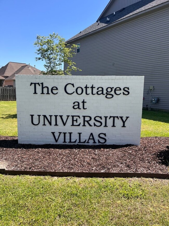 Building Photo - Beautiful 3BR / 2.5BA Townhouse Just 4 Miles from LSU!  Cottages at University Villas