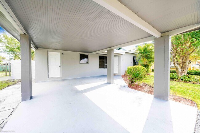 Building Photo - 120 SW 29th Terrace