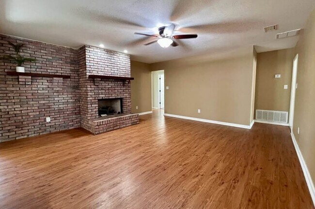 Building Photo - 11925 Longwood Dr