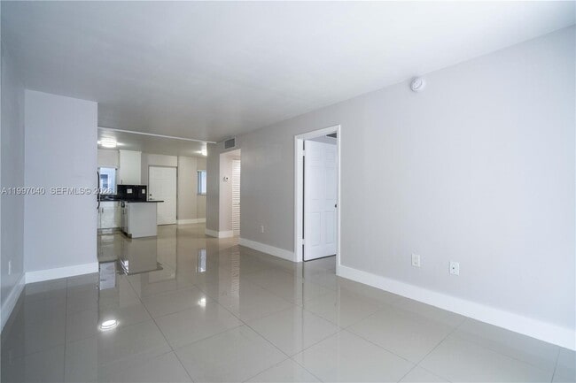 Building Photo - 1986 Biarritz Dr