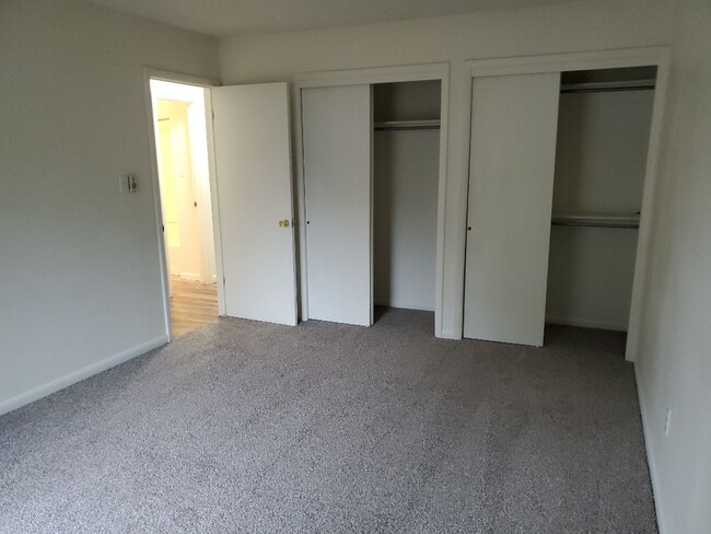 Building Photo - STUDENTS WELCOME! 4 Bed 2 Bath Single Fami...