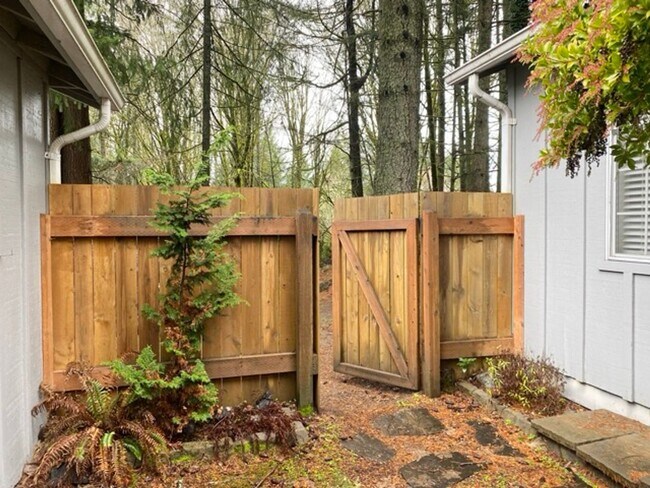 Building Photo - Quaint 2BR 1.5BA Condo in the Vineyards