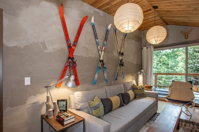 Building Photo - Adorable Mountain Cabin available for a Wi...