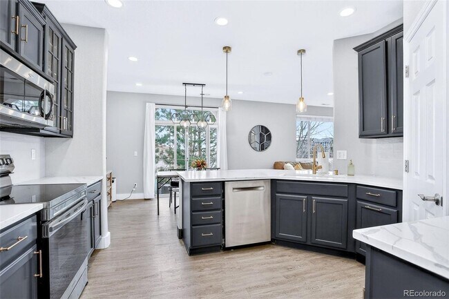 Building Photo - Renovated 2-bed 2.5 bath bright and open townhome located in the heart of Lone Tree!