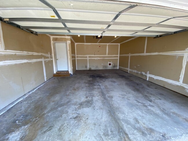 Building Photo - 5719 Lake Edge Rd