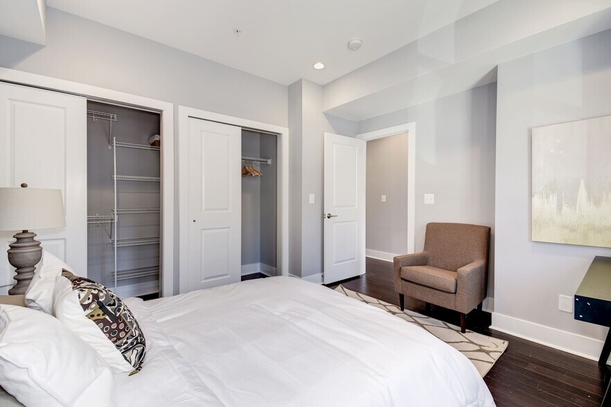 Building Photo - 2122 3rd St NE