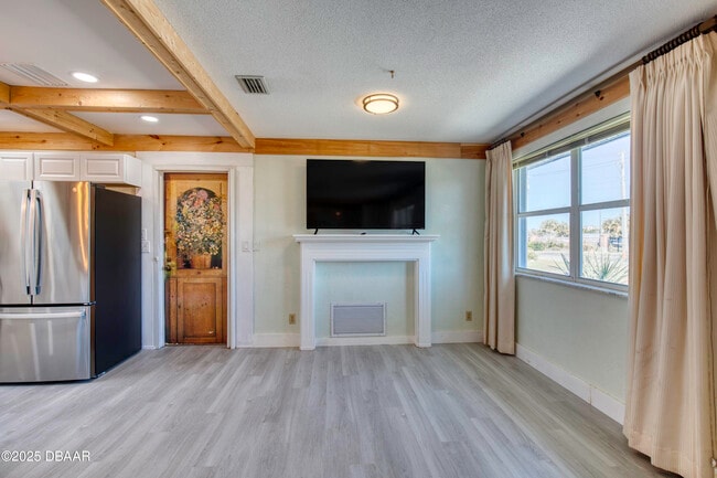 Building Photo - 3041 N Oleander Ave