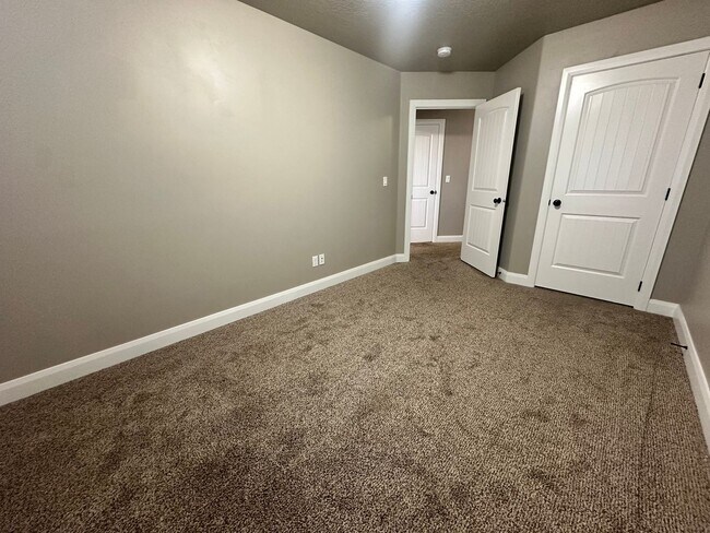 Building Photo - ** Move-in Discount** 3 Bedroom - 2.5 bathroom - in the heart of Cedar City!