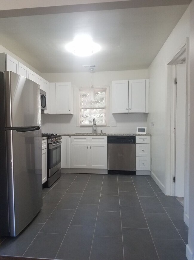 Building Photo - 4 Bed 2 Bath in Decatur!