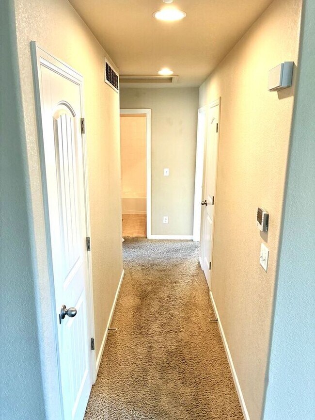 Building Photo - Ranch style home with 3 bed 2 bath and ove...