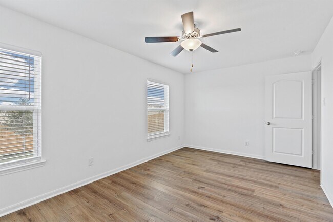 Building Photo - 15307 Telfaire Mdws