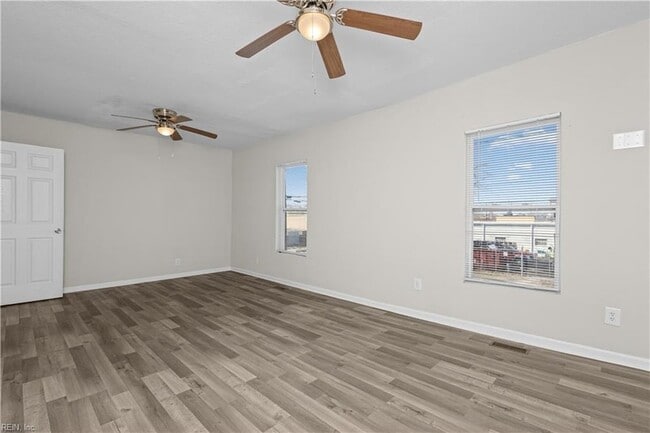 Building Photo - 926 W 26th St