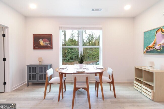 Building Photo - 240 Martha Dr