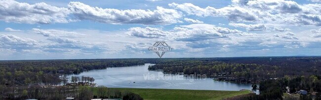 Building Photo - 102 Monroe St