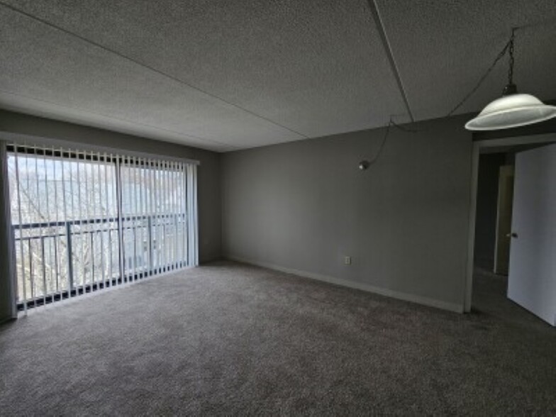 Building Photo - 25 S Point Dr