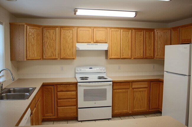 Building Photo - 3 Bedroom House For Rent in Oregon Water Wonderland