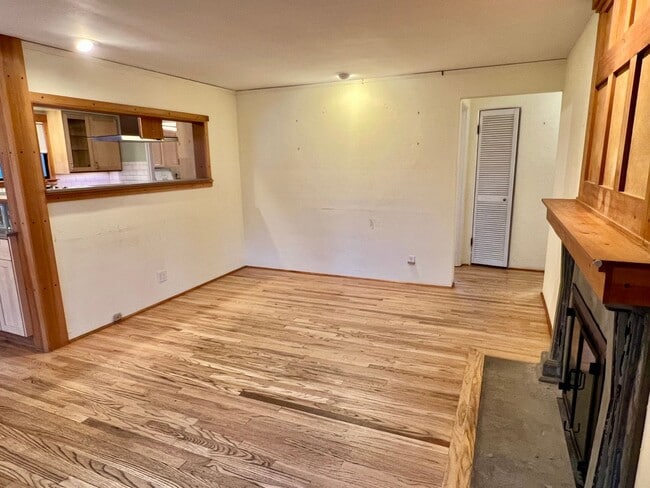 Building Photo - Haller Lake Home