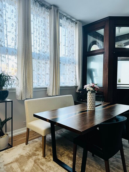 dining - 1734 W Cortland St