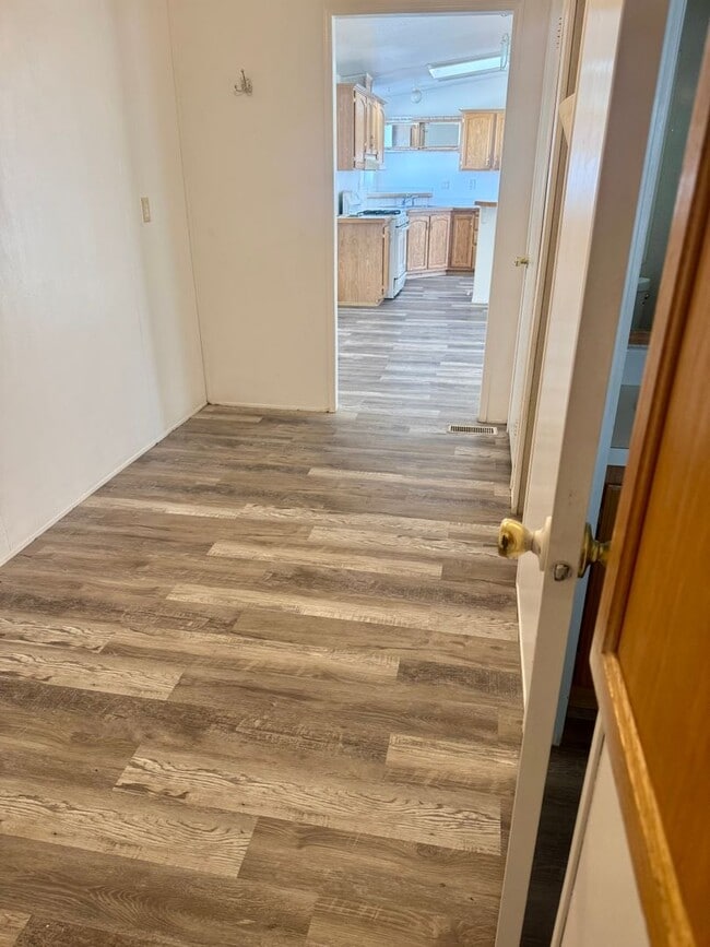 Building Photo - 3 bedroom 2.5 bath home with fenced yard and garage