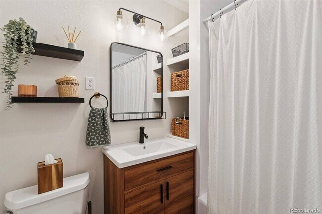 Building Photo - 326 N Logan Ave