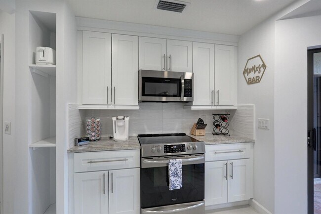 Building Photo - 6 Lexington Ln E