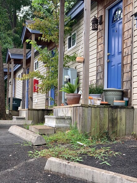 Building Photo - 1112 Cardinal St #112