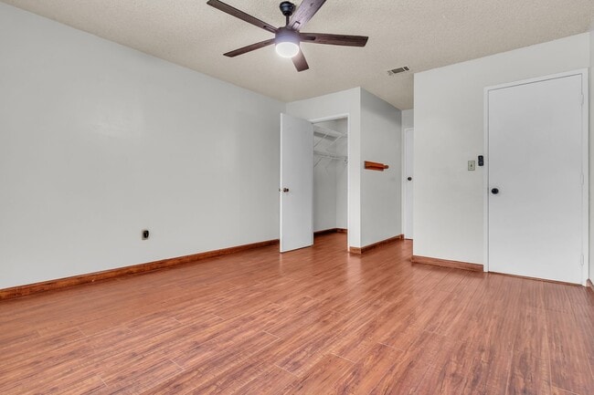 Building Photo - 1428 Camelot Dr