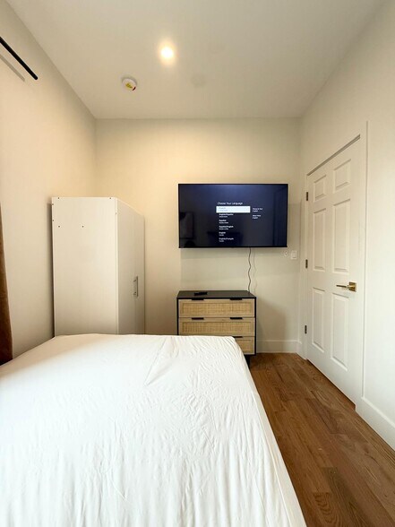 Building Photo - Nice room in a good neighborhood