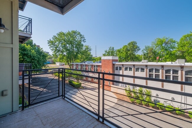 Building Photo - Wonderful 2bd/2bth uptown condo! lots of space in a beautiful building