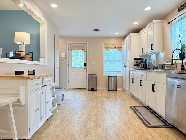 Building Photo - Modern Charm & Walkable Downtown Living in...