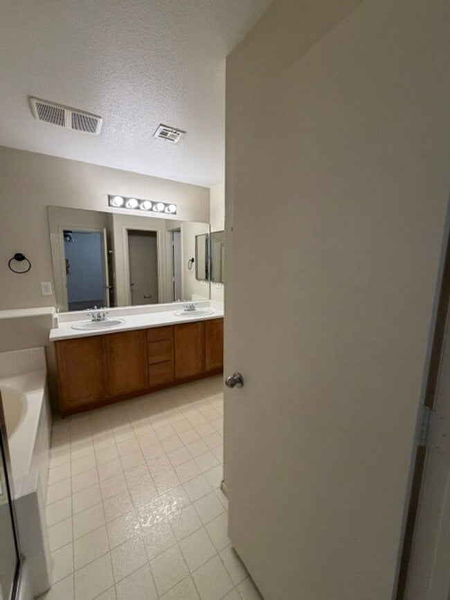 Building Photo - 2823 Dalsetter Dr