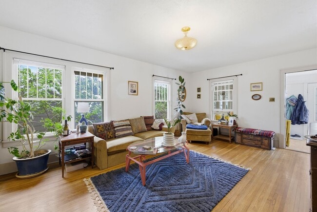 Building Photo - Charming 2 Bed 1 Bath House in Old Town!