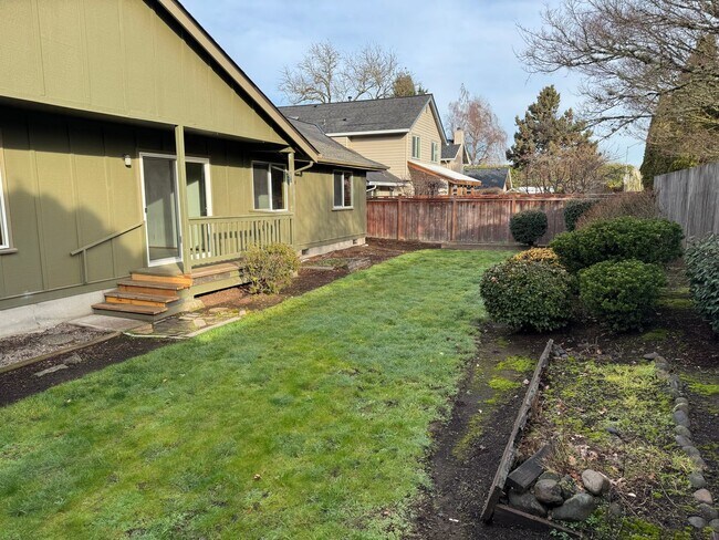 Building Photo - Beautifully updated 3 bedroom, 2 bath house in Eugene!