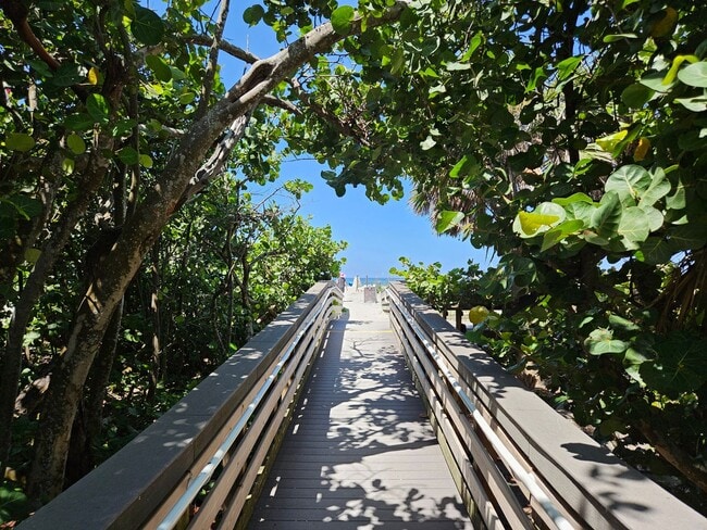 Building Photo - Seasonal Short-Term Townhouse on Venice Island close to Venice Beach!