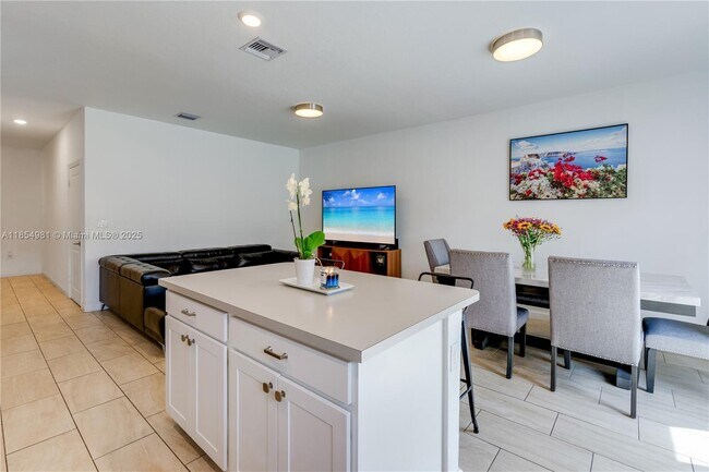 Building Photo - 1150 SW 6th Ave