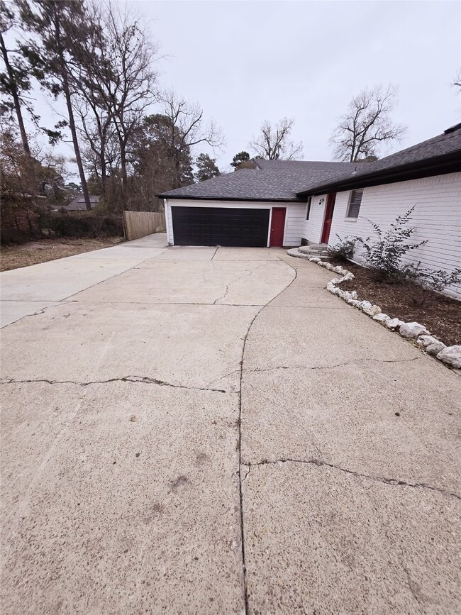 Building Photo - 233 Royal Oaks