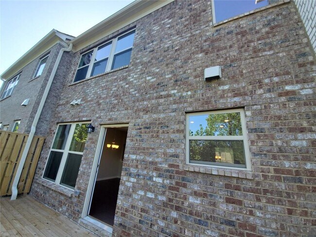 Building Photo - 881 Sunset Park Dr