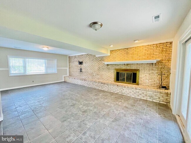 Building Photo - 2125 Aquia Dr