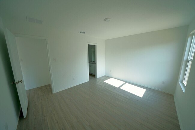 Building Photo - Gorgeous like-new home Available for Rent in Converse! Realtor Commission: $500